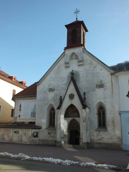 01 – Banská Bystrica - hlavná fasáda kostola sv. Alžbety Uhorskej (súčasný stav), foto: Mgr. Ľ. Fillová, 2020