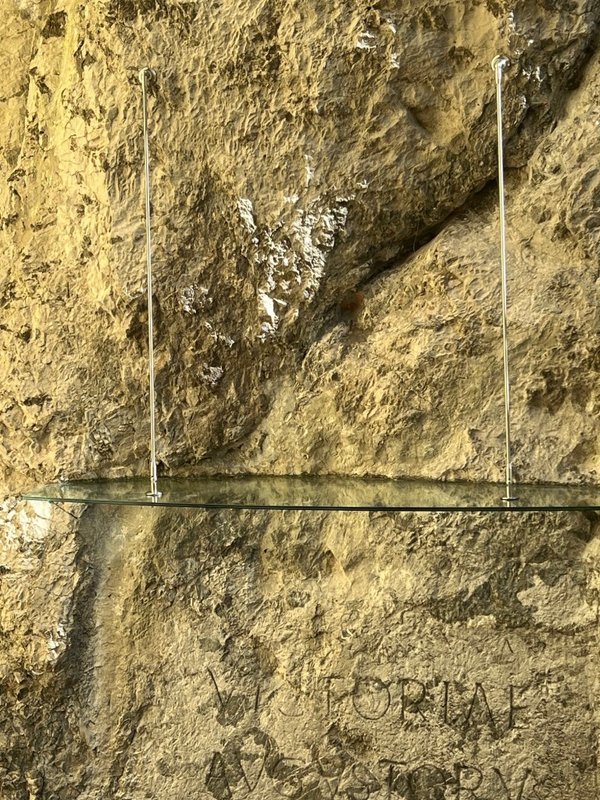 4.	Osadenie striešky nad rímskym nápisom, čelný pohľad, foto: M. Kucmanová, 2025