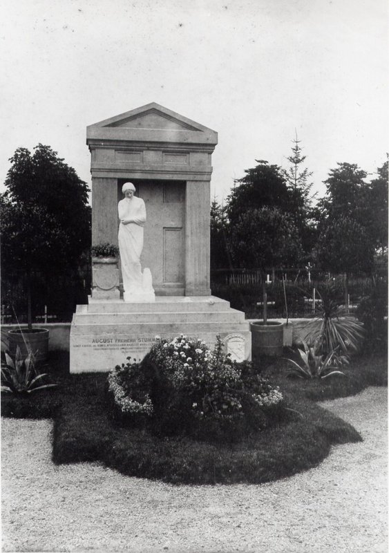 2.	Dobový záber na náhrobník Augusta Stummera na rodinnom cintoríne v Tovarníkoch, foto: E. Gažiová
