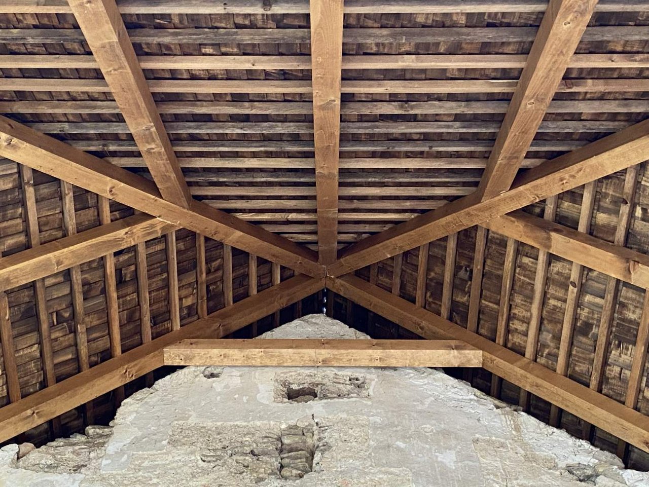 Rakovnica, Kostol sv. Márie Magdalény, podhľad na krovovú konštrukciu prestrešenia západnej predsiene v súčasnosti. Foto: M. Kalinová, 2023 Rakovnica, Kostol sv. Márie Magdalény, podhľad na krovovú konštrukciu prestrešenia západnej predsiene v súčasnosti. Foto: M. Kalinová, 2023