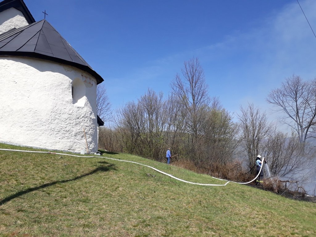 Požiar na ploche zaniknutého cintorína pri stredovekom kostole v Kšinnej, foto: M.Vargicová, PÚSR
