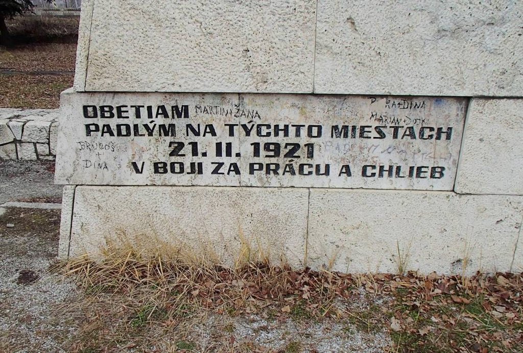 08 – Krompachy, NKP - Pamätník krompašskej vzbury - detail nápisu, foto R. Kiráľ 2014