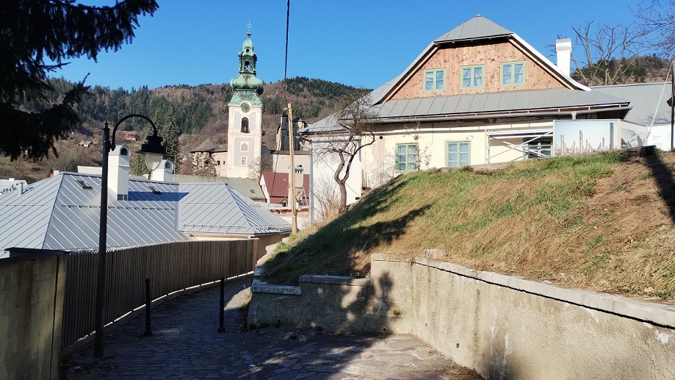 Banská Štiavnica, Dolná ružová 1 – strecha NKP po obnove, Horná ružová 1 – celkový pohľad  na objekt po ukončení obnovy, zdroj: KPÚ Banská Bystrica, pracovisko Banská Štiavnica