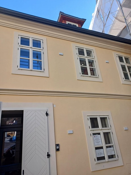 Banská Štiavnica, Námestie svätej Trojice 2, pohľad na čelnú fasádu NKP po ukončení obnovy, zdroj: KPÚ Banská Bystrica, pracovisko Banská Štiavnica