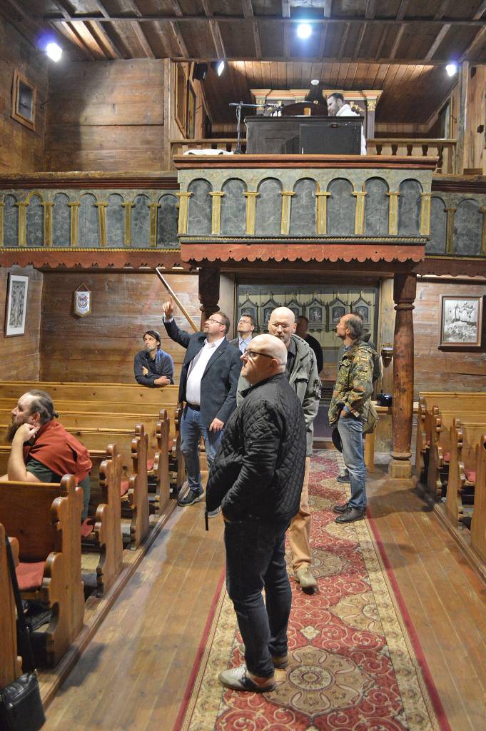 Účastníci exkurzie do Hervartova v sprievode Petra Harčara, riaditeľa Šarišského múzea v Bardejove, foto: T. Kowalski