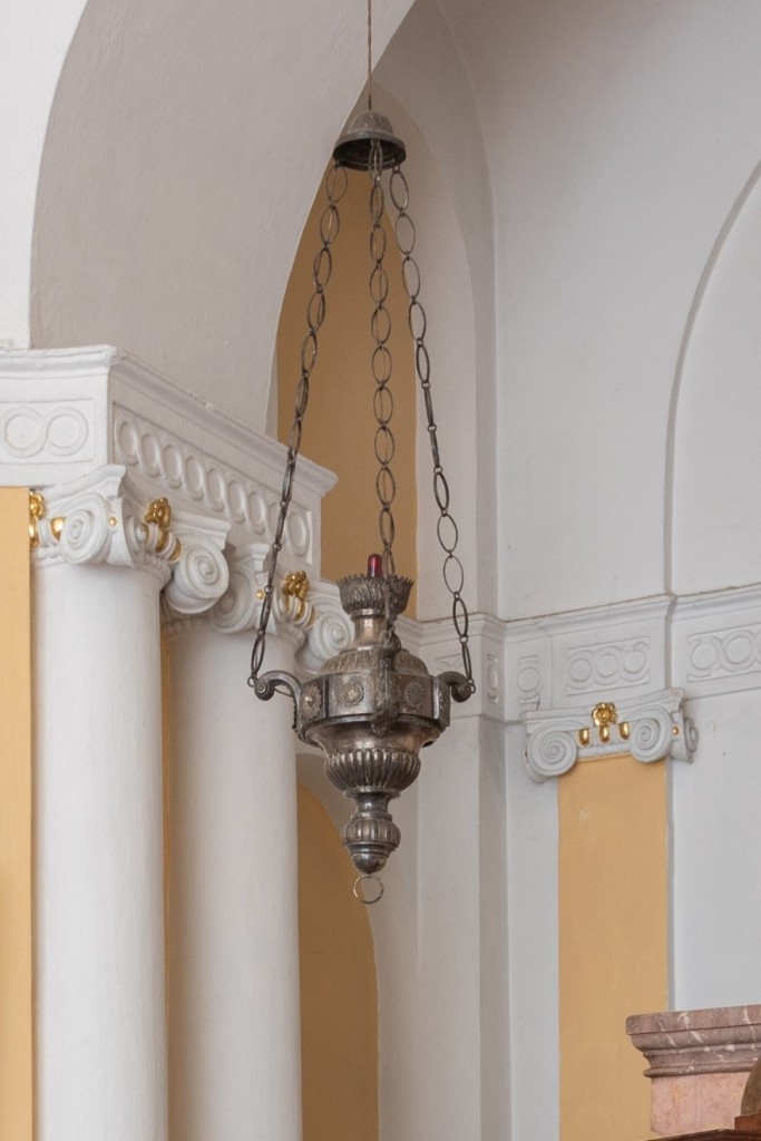 Lampa na večné svetlo strieborná, rímskokatolícky Kostol Navštívenia Panny Márie, Drahovce-Dolné Voderady, PÚ SR (foto: J. Šipöcz) Lampa na večné svetlo strieborná, rímskokatolícky Kostol Navštívenia Panny Márie, Drahovce-Dolné Voderady, PÚ SR (foto: J. Šipöcz)