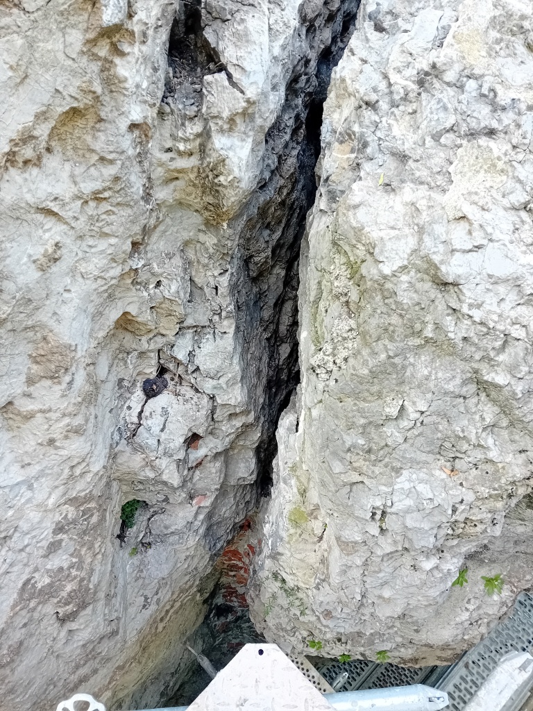 3. Puklina lemujúca klinovitý skalný blok po odstránení zdegradovaných tmelov, foto: M. Kucmanová, 2025 3. Puklina lemujúca klinovitý skalný blok po odstránení zdegradovaných tmelov, foto: M. Kucmanová, 2025