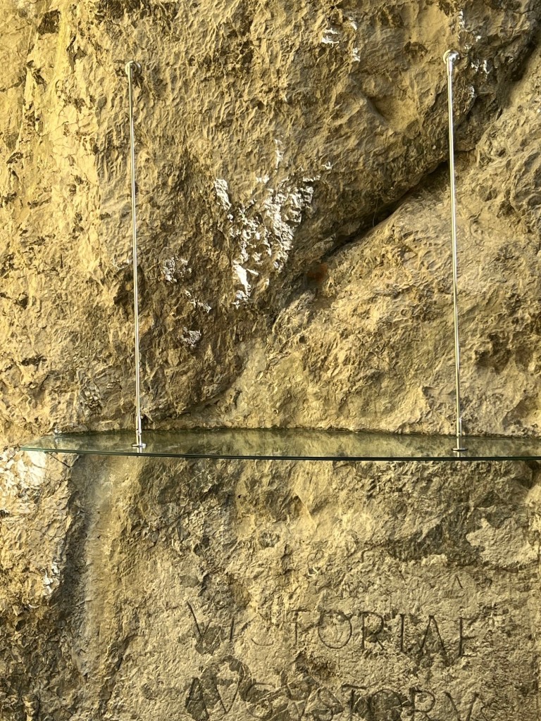 4. Osadenie striešky nad rímskym nápisom, čelný pohľad, foto: M. Kucmanová, 2025 4. Osadenie striešky nad rímskym nápisom, čelný pohľad, foto: M. Kucmanová, 2025