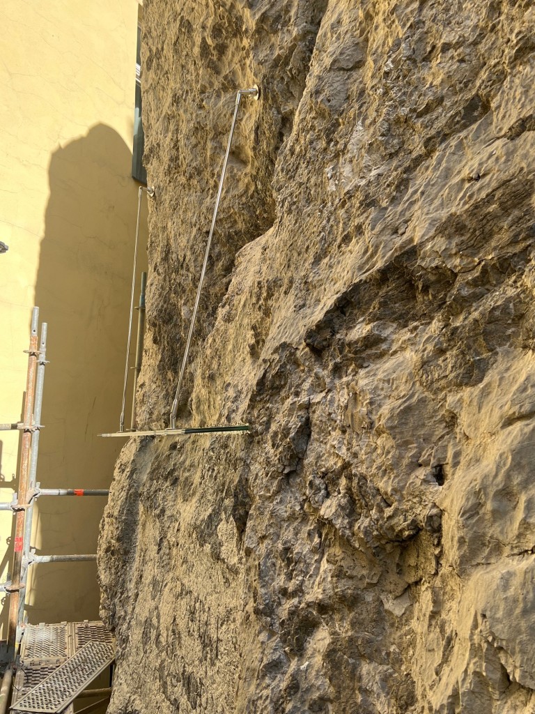 5. Osadenie striešky nad Rímskym nápisom, bočný pohľad, foto: M. Kucmanová, 2025 5. Osadenie striešky nad Rímskym nápisom, bočný pohľad, foto: M. Kucmanová, 2025