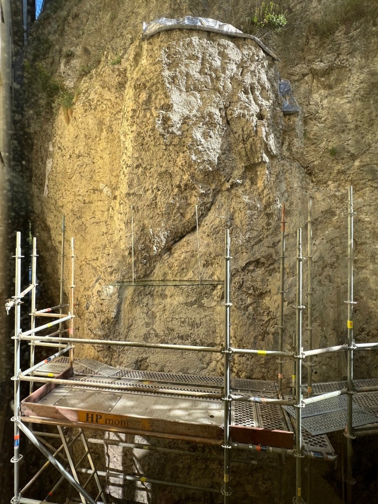 Zabezpečenie klinovitého skalného bloku a osadenie striešky nad Rímskym nápisom, celkový pohľad z podesty v interiéri Hotela Elizabeth, foto: M. Kucmanová, 2025 Zabezpečenie klinovitého skalného bloku a osadenie striešky nad Rímskym nápisom, celkový pohľad z podesty v interiéri Hotela Elizabeth, foto: M. Kucmanová, 2025