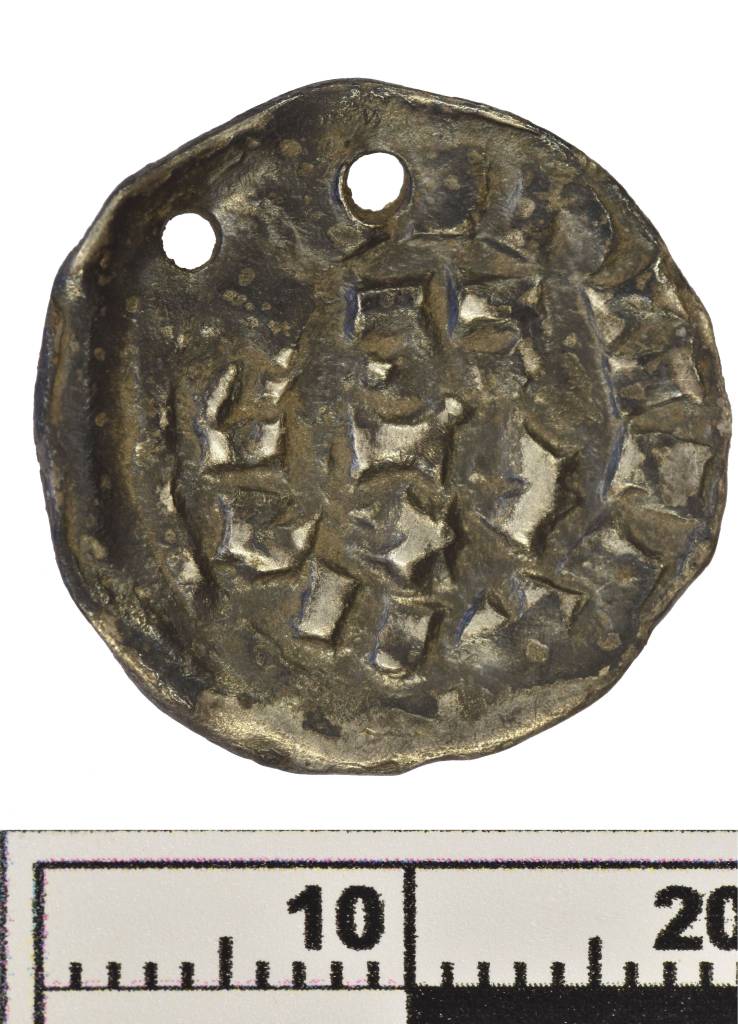 Reverz denára Huga z Arlesu (Provensálskeho) a Lothara II., zdroj: KPÚ Trnava (foto: P. Grznár, úprava: M. Sládok) Reverz denára Huga z Arlesu (Provensálskeho) a Lothara II., zdroj: KPÚ Trnava (foto: P. Grznár, úprava: M. Sládok)