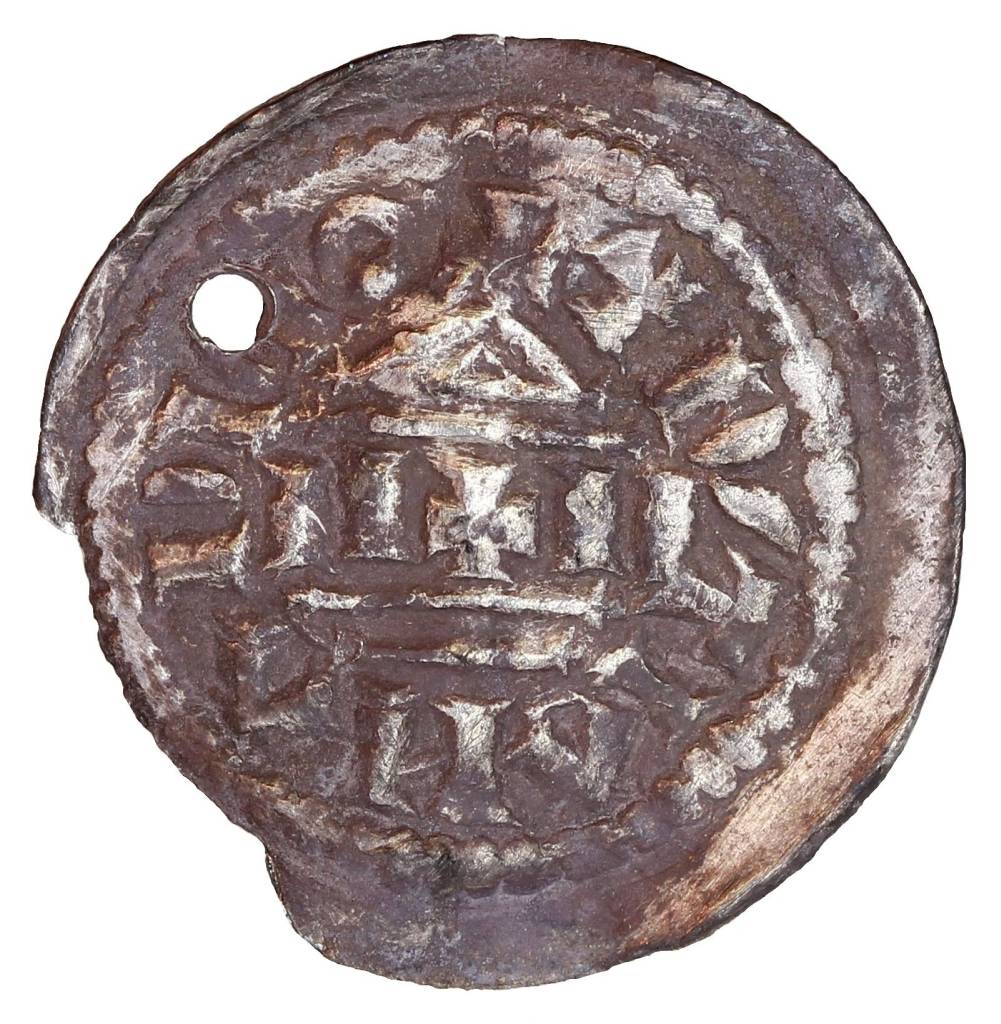 Averz denára Berengariusa I. z rokov 888 – 924 z talianskeho Lombardska nájdený na pohrebisku v obci Nový Svet (okres Senec), zdroj: NBS – MMM (foto: M. Budaj) Averz denára Berengariusa I. z rokov 888 – 924 z talianskeho Lombardska nájdený na pohrebisku v obci Nový Svet (okres Senec), zdroj: NBS – MMM (foto: M. Budaj)