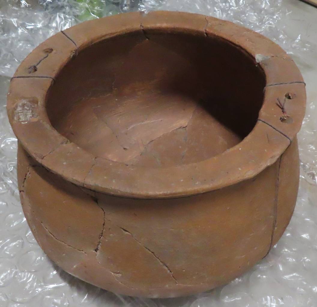 Staromaďarský závesný keramický kotlík nájdený v hrobe na pohrebisku v Chotíne (okres Komárno), zdroj: Podunajské múzeum v Komárne Staromaďarský závesný keramický kotlík nájdený v hrobe na pohrebisku v Chotíne (okres Komárno), zdroj: Podunajské múzeum v Komárne