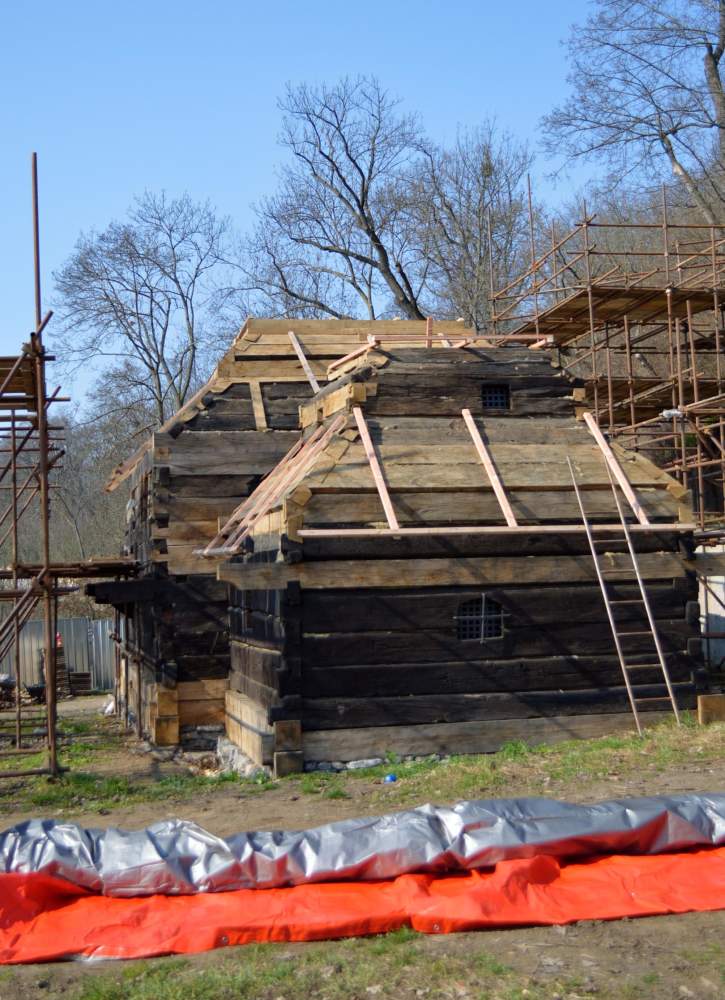 Praha-Smíchov, drevená cerkev z Medveďoviec, obnova po požiari, marec 2026, foto: T. Kowalski Praha-Smíchov, drevená cerkev z Medveďoviec, obnova po požiari, marec 2026, foto: T. Kowalski