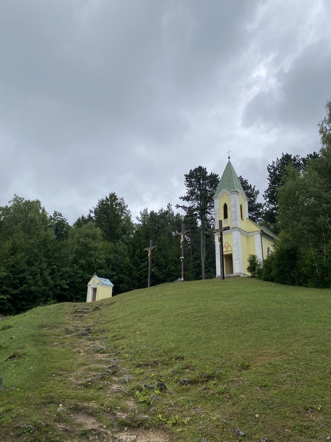 Pohľad na vrchol kalvárie zo severozápadu Zdroj: KPÚ Žilina, júl 2025