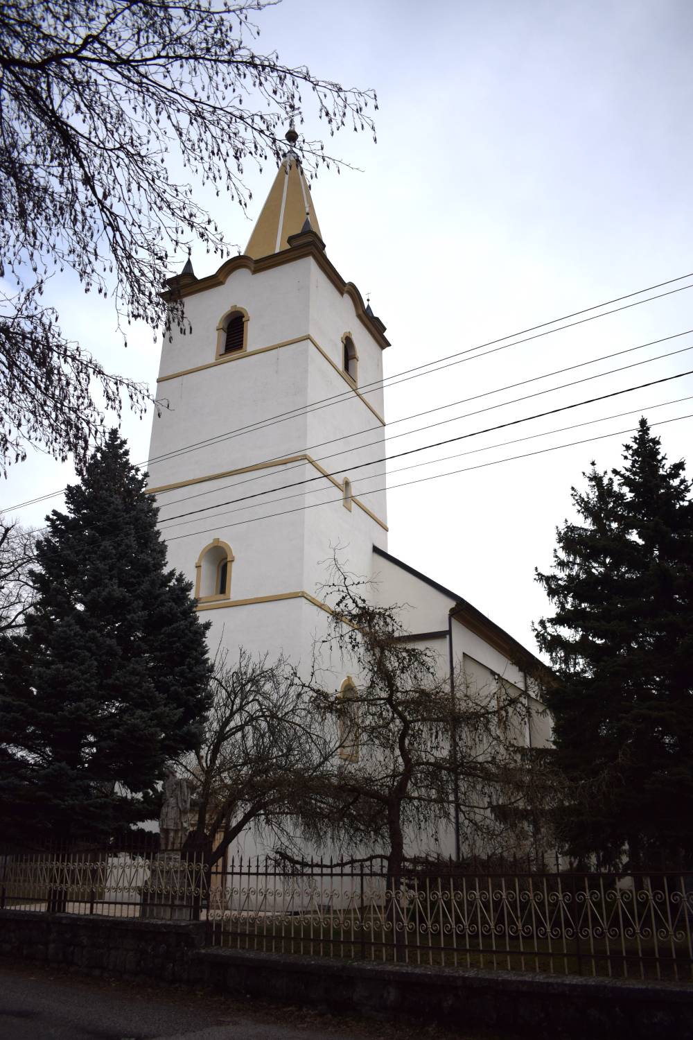 Pohľad na vežu Kostola nanebovzatia Panny Márie v Sobotišti z juhozápadnej strany Zdroj: KPÚ Trnava, foto. I. Babiková