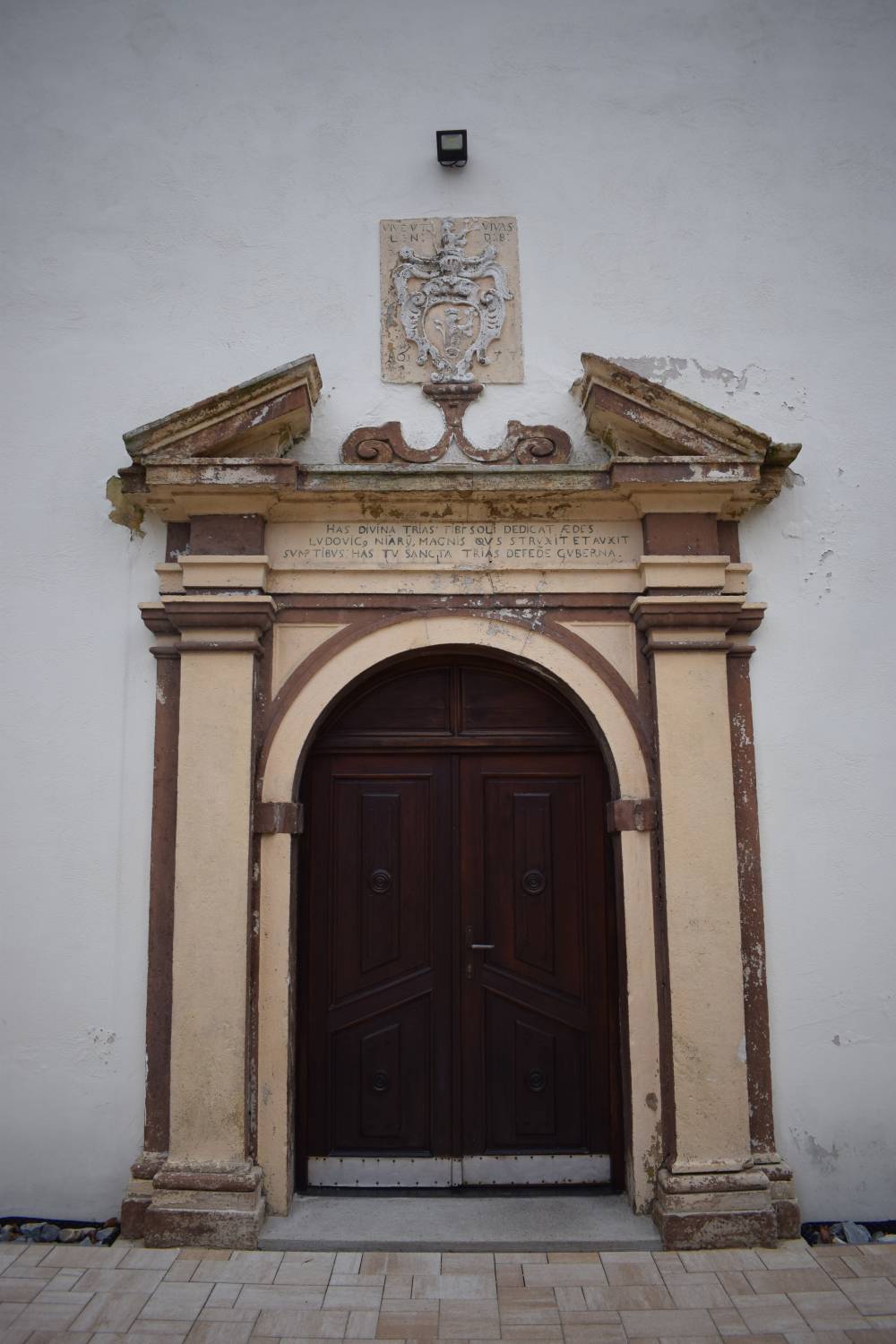 Hlavný vstupný portál kostola Zdroj: KPÚ Trnava, foto. I. Babiková