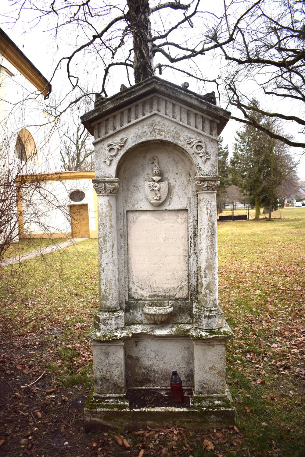 Náhrobník rodiny Koronthály na prikostolnom cintoríne v areáli Kostola nanebovzatia Panny Márie v Sobotišti  Zdroj: KPÚ Trnava, foto. I. Babiková