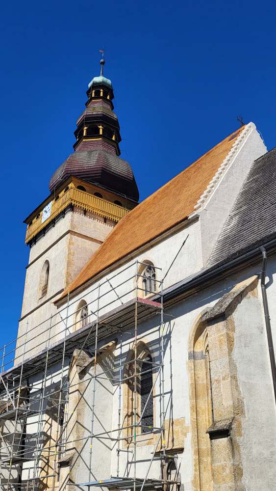 1	Štítnik, kostol ev. a. v. – juhovýchodný pohľad na obnovu striech hlavnej a južnej lode,  zdroj: KPÚ Prešov, foto: Ľ. Suchý, august 2025