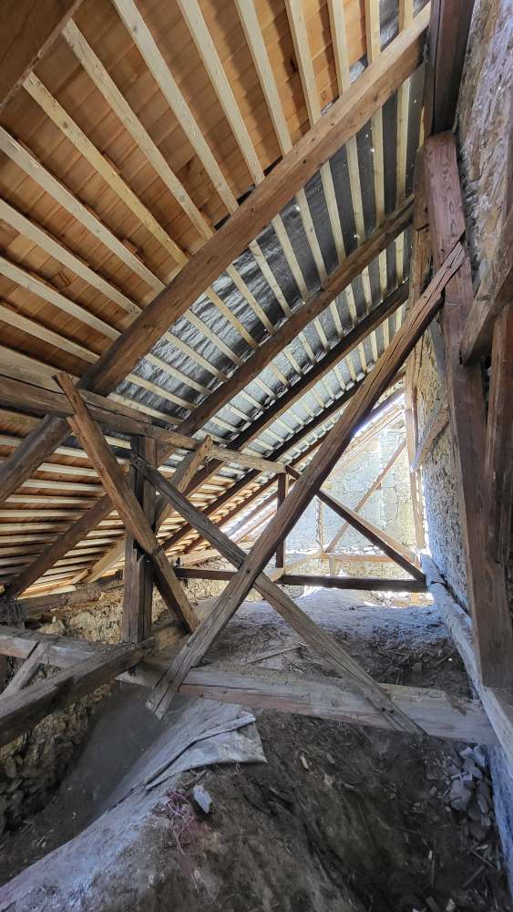 4	Štítnik, kostol ev. a. v. – východný pohľad do podstrešia južnej lode, v násype nález historickej kamenárskej hlavy dvojšpicu, zdroj: KPÚ Prešov, foto: Ľ. Suchý, september 2025 
