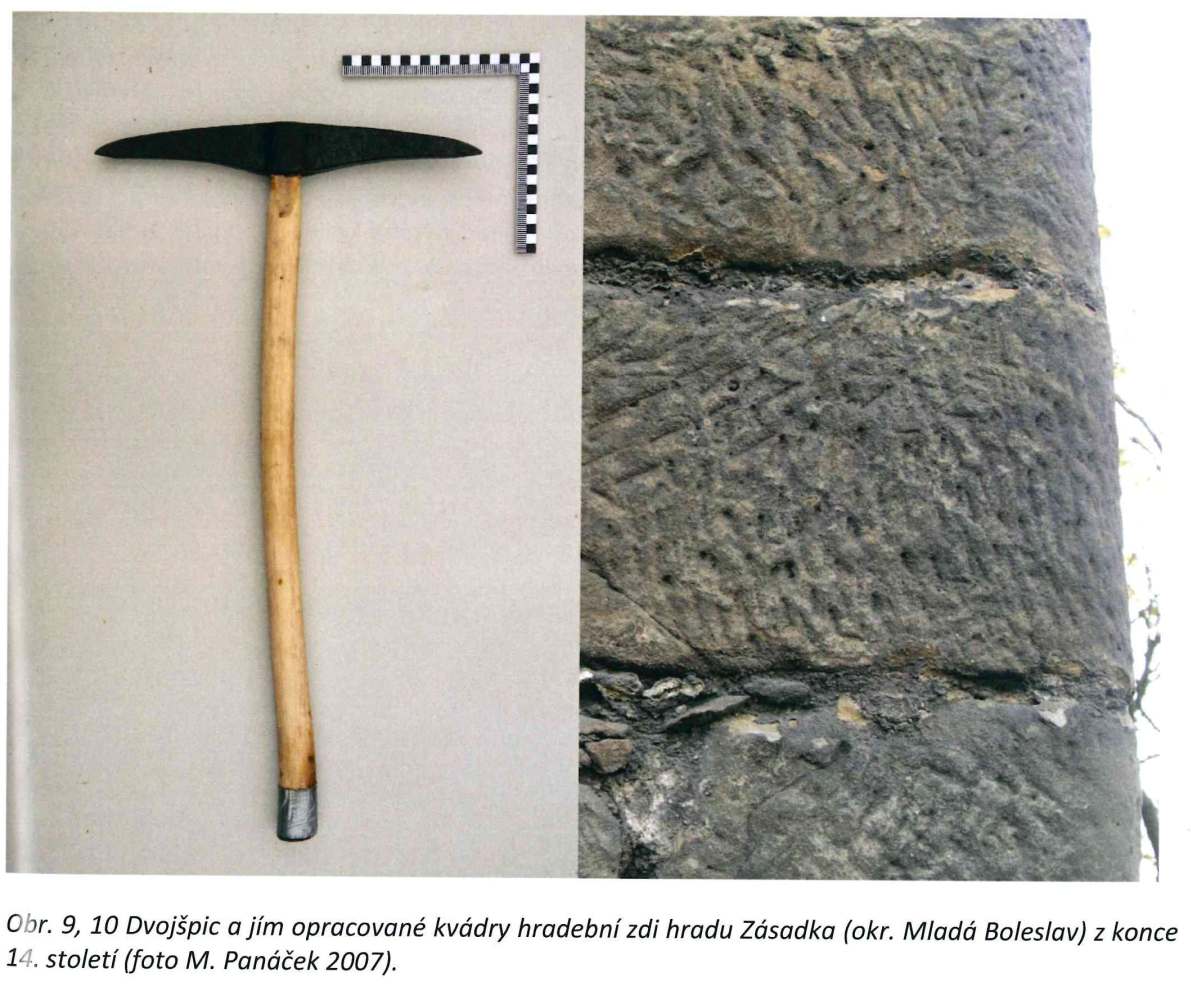 11	Hrad Zásadka, okr. Mladá Boleslav – dvojšpic a opracované nárožné kamenné kvádre stredovekým kamenárskym dvojšpicom, zdroj: Historické způsoby opracování kamene, metody průzkumu a kritéria výběru náhradního kamene kvádrového zdiva. Praha: Národní technické muzeum, 2013, s. 57. ISBN 978-80-7037-229-6, foto: M. Panáček 2007