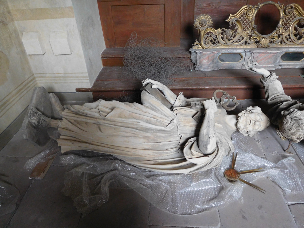 Deponovaná drevená socha sv. Petra z priečelia