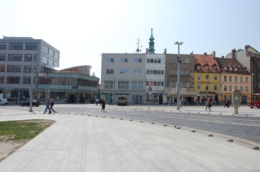 Objekt obchodného domu na Hurbanovom námestí 6 v Bratislave s prestrešením na terase - stav pred odstránením