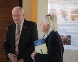 Prezident SR Ivan Gašparovič s generálnou riaditeľkou PÚ SR PhDr. Katarínou Kosovou pri otvorení výstavy. Foto: Ľubica Pinčíková