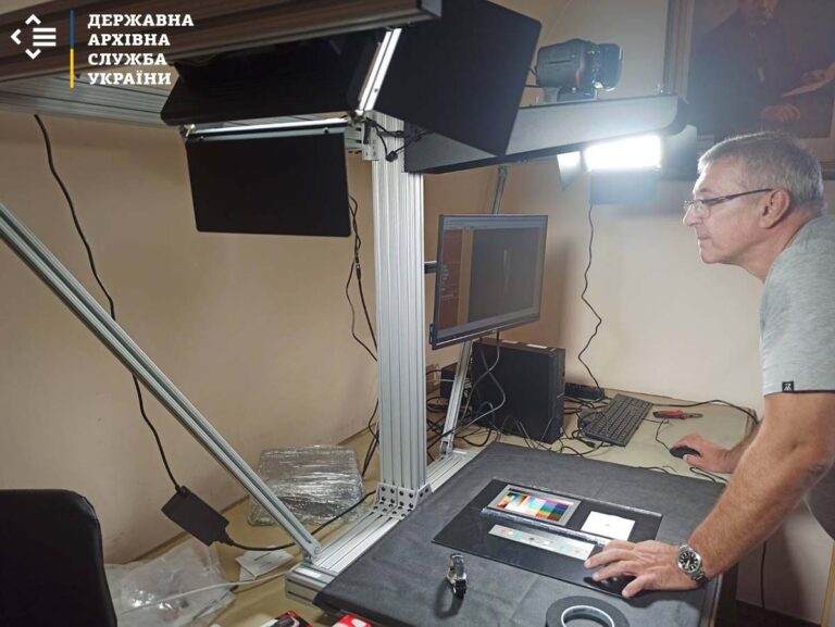 Digitalizácia dokumentov v Ústrednom štátnom historickom archíve Ukrajiny vo Ľvove. Zdroj: https://archives.gov.ua/en/large-scale-digitization-of-documents-started-in-the-central-state-historical-archives-of-ukraine-in-lviv/