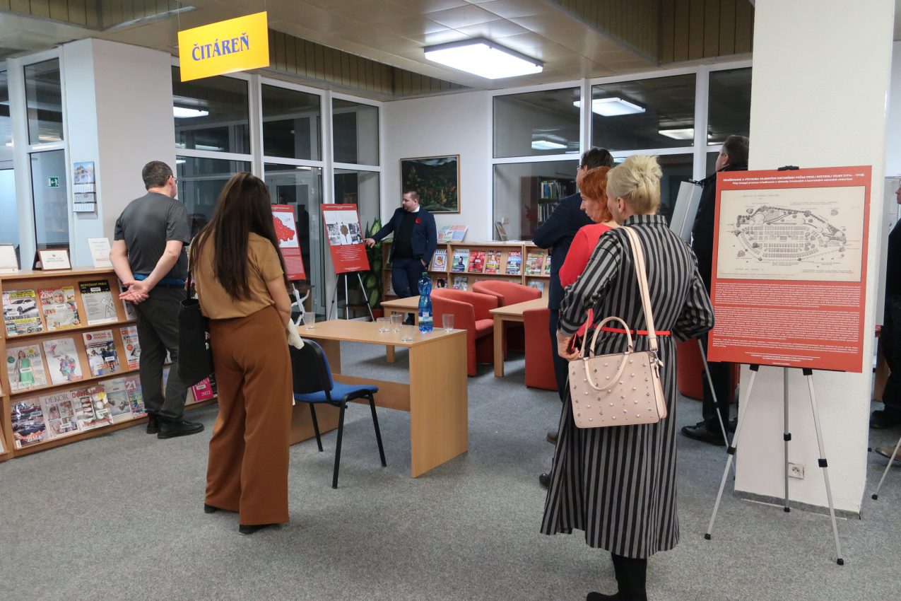 Publikum počas komentovania druhej časti výstavy