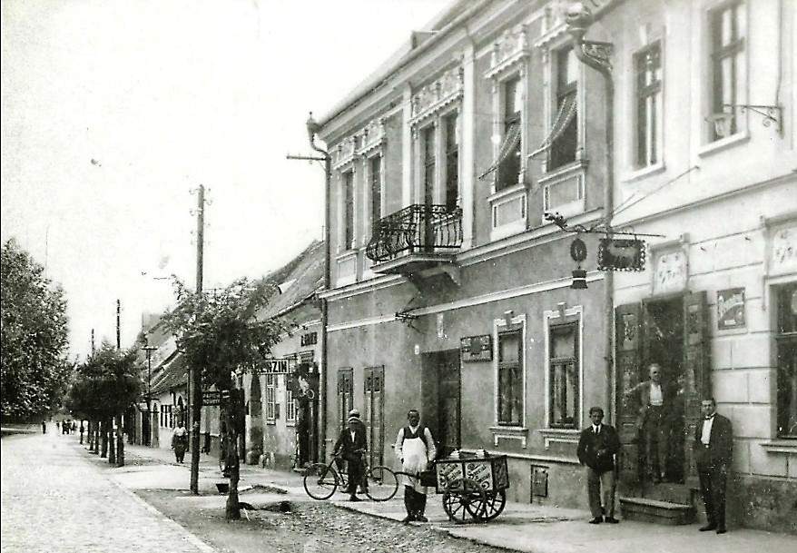Historická fotografia meštianskeho domu na Holubyho ul. v Pezinku, zdroj: www.prikladnaobnova.sk 