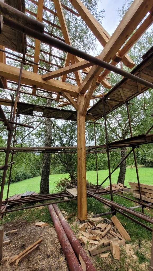 Rakovnica, Kostol sv. Márie Magdalény, detail realizácie novej stojky prestrešenia v auguste 2023. Foto: K. Ďurian Rakovnica, Kostol sv. Márie Magdalény, detail realizácie novej stojky prestrešenia v auguste 2023. Foto: K. Ďurian