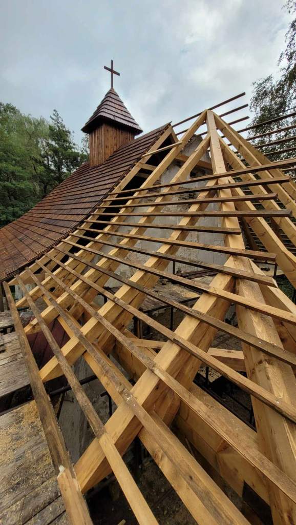 Rakovnica, Kostol sv. Márie Magdalény, detail riešenia námätkov s laťovaním. Foto: K. Ďurian, 2023 Rakovnica, Kostol sv. Márie Magdalény, detail riešenia námätkov s laťovaním. Foto: K. Ďurian, 2023