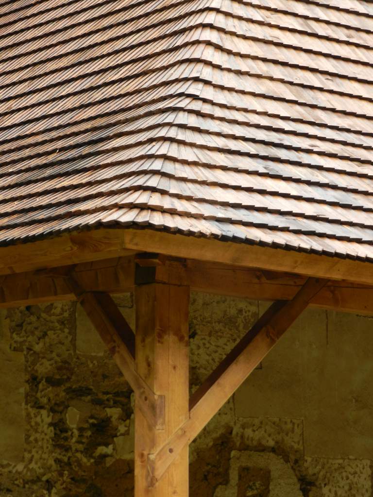 Rakovnica, Kostol sv. Márie Magdalény, detail šindľovej krytiny predsiene. Foto: M. Kalinová, 2023 Rakovnica, Kostol sv. Márie Magdalény, detail šindľovej krytiny predsiene. Foto: M. Kalinová, 2023