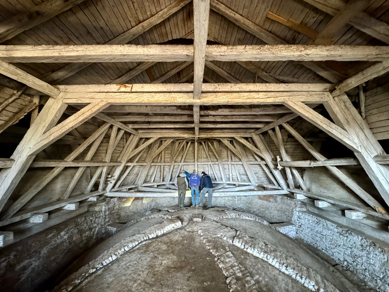 Kaštieľ, Petrovany – pohľad na historický krov z polovice 18. storočia nad centrálnou časťou objektu, foto: D. Maťašovská, 03/2024