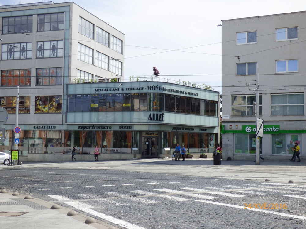 Objekt obchodného domu na Hurbanovom námestí 6 v Bratislave s prestrešením na terase - stav počas odstránenia