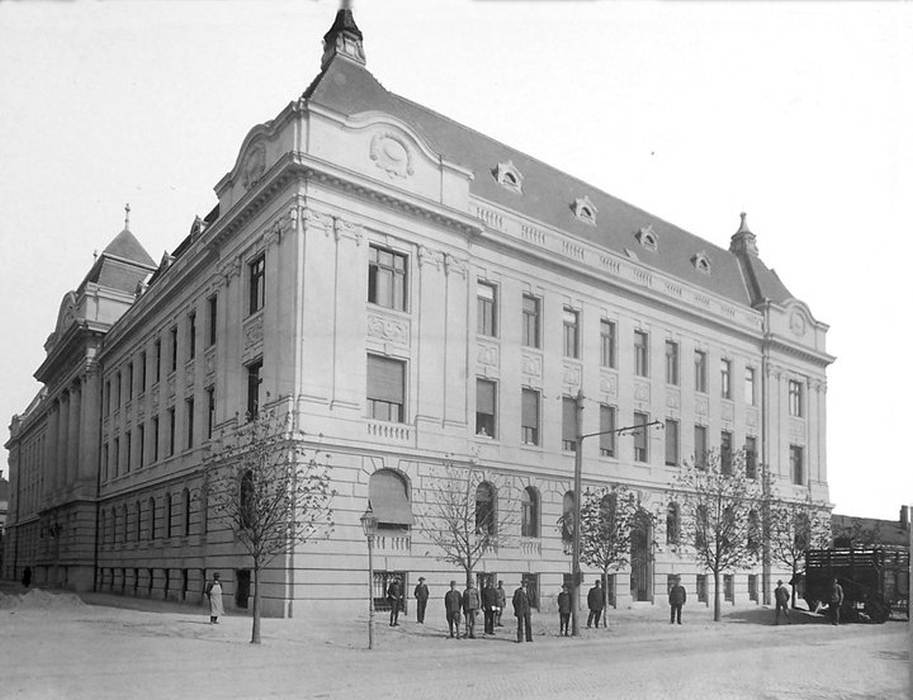 01 - Železničné riaditeľstvo, pohľad z Hviezdoslavovej ulice, dokončená I.etapa (hist.foto), zdroj: archív KPÚ Košice