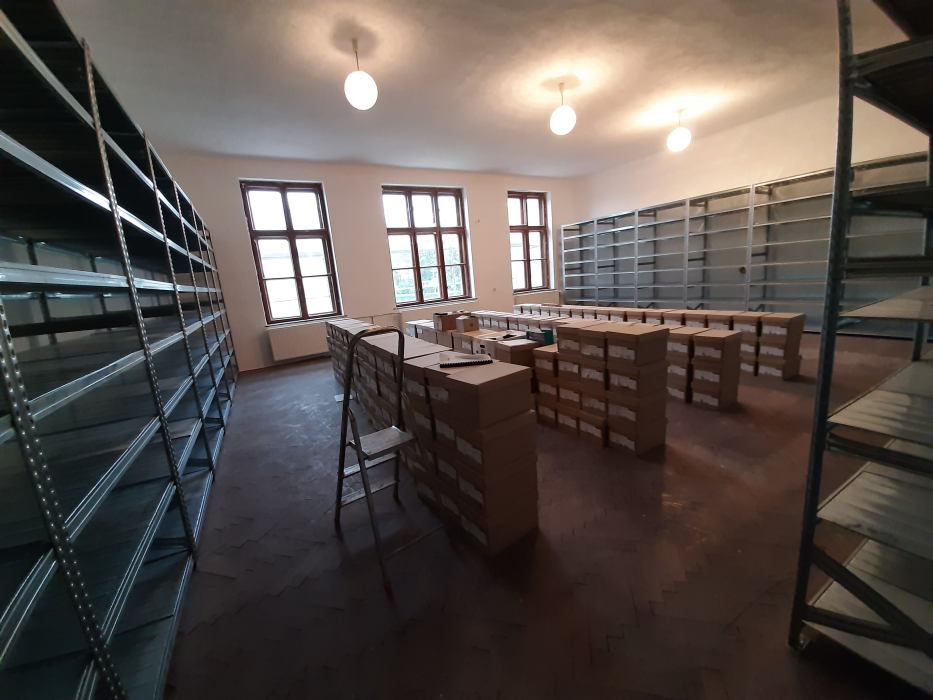 07 – Pred ukončením obnovy boli do depozitára prijímané nálezy len v nevyhnutných prípadoch – zaplnenie skladových priestorov archeologických spoločností alebo zánik spoločností (fotografia z obdobia po nainštalovaní regálov)