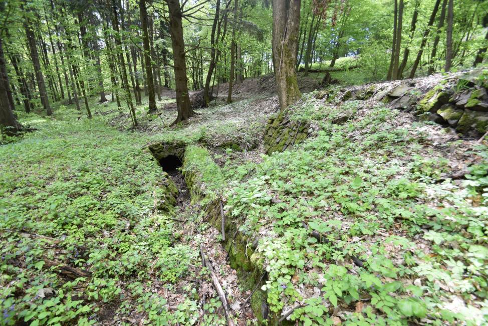 09 – Križovanie banského jarku  a historickej cesty kamenným klenutým mostíkom, vpravo je vidieť spevňovací múr pod krajnicou historickej cesty, Banská Štiavnica –Krížna