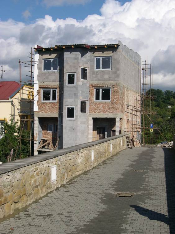 02 – nepovolená nadstavba - pohľad z mosta barbakánu 2003,foto: archív KPÚ Prešov