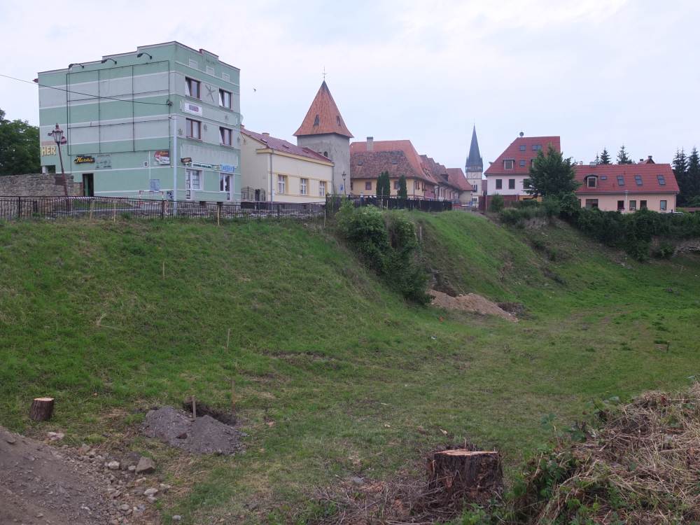 05 – celkový pohľad - pred obnovou barbakánu opevnenia 2015,foto: archív KPÚ Prešov