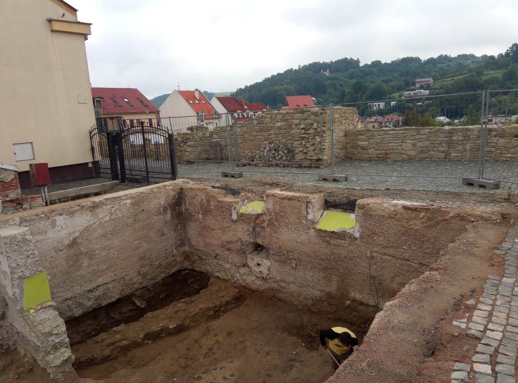 07 – pozostatky suterénu asanovaného domu 2020, foto: archív KPÚ Prešov