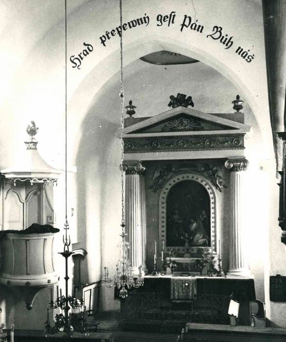 06 – Kameňany (okr. Revúca), oltár evanjelického a. v. kostola, oltárny obraz Jozef Caucik, 1840. Foto: Archív PÚ SR (6.430/10)