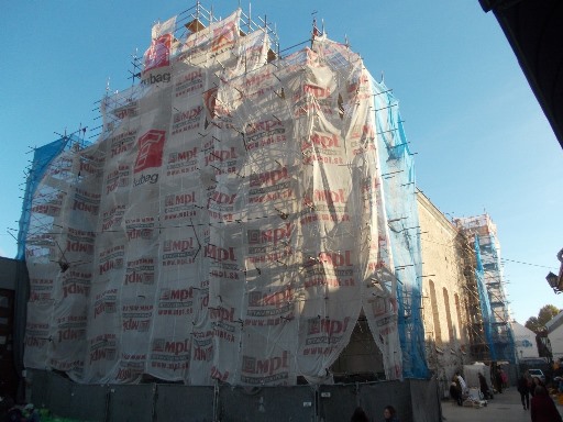 Detail a celkový pohľad na včasnobarokovú sgrafitovú výzdobu jedného poľa presbytéria kostola, toho času s už doplnenými a rekonštruovanými vrstvami. 