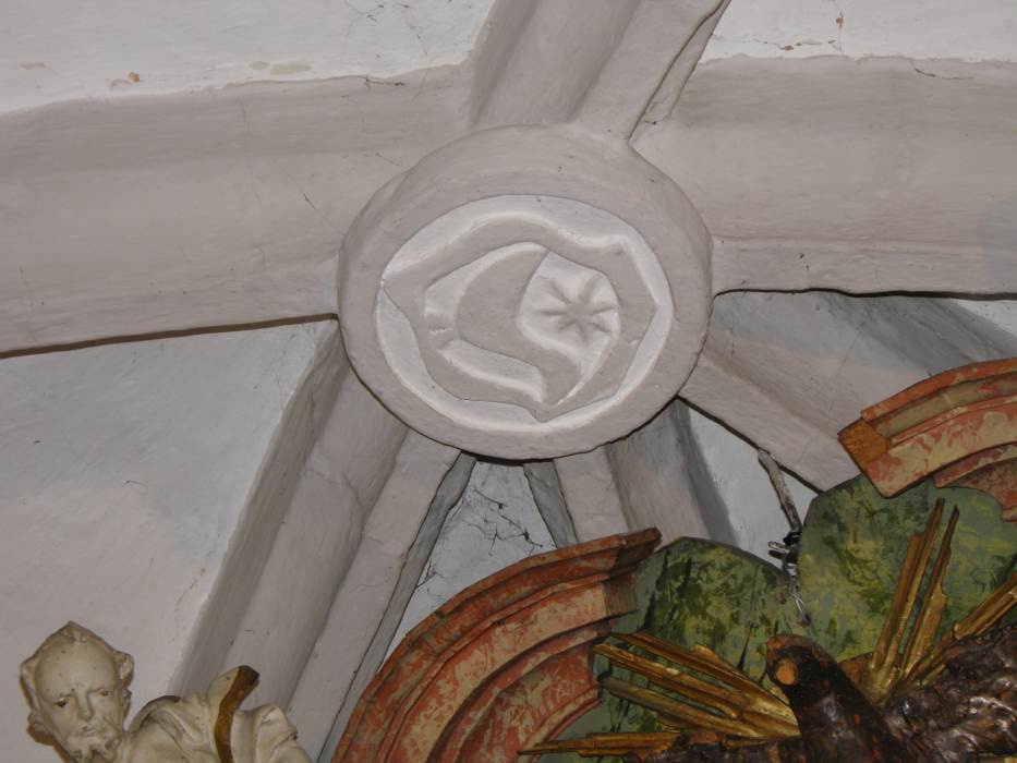 02 – Dúbravica, kostol sv. Žofie – detail svorníka vo svätyni 