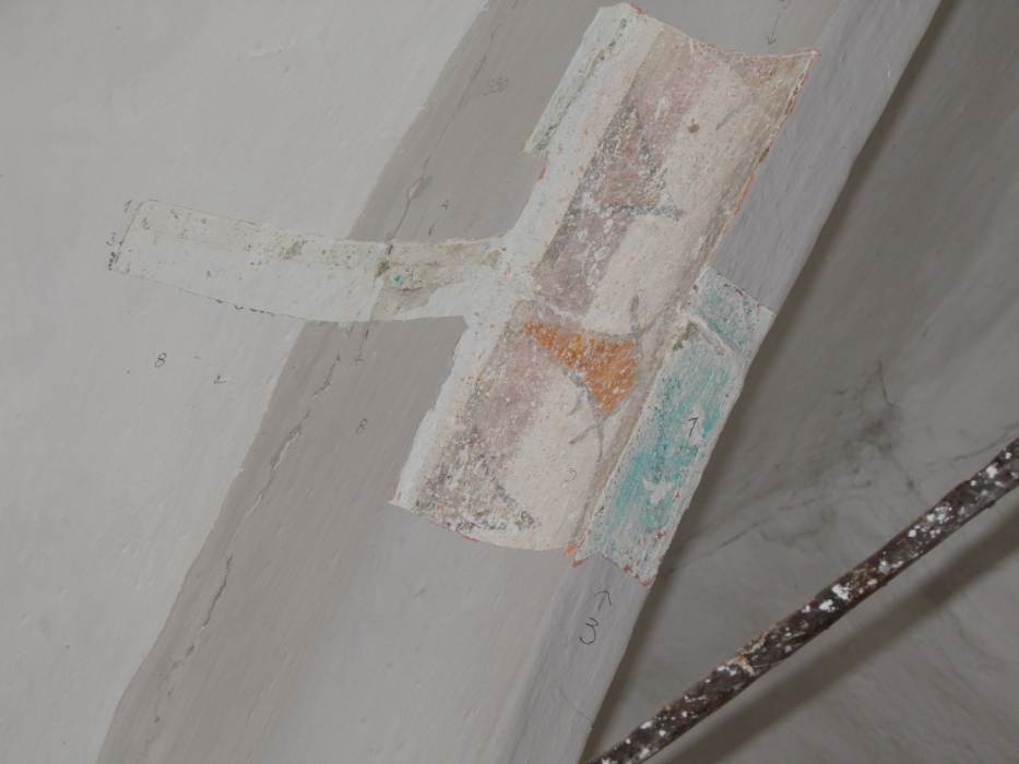 08 - Dúbravica, kostol sv. Žofie - detailný pohľad na sondu realizovanú na rebre klenby vo svätyni