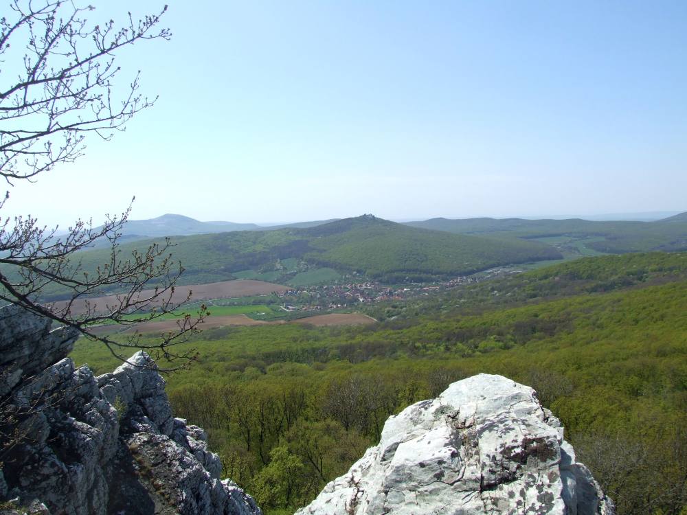 06 – Pohľad z vrcholu Veľkého Lysca v pohorí Tribeč, na ktorom bolo v dobe železnej hradisko s mohutným opevnením, na Kostoľany pod Tribečom a hrad Gýmeš (autor: Peter Bisták)