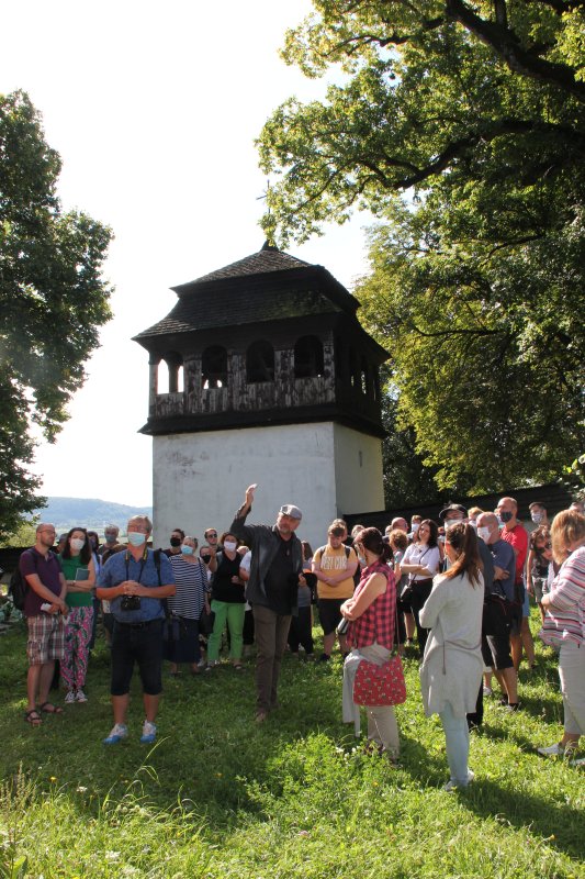 09 – Šivetice, rotunda sv. Margity Antiochijskej – výklad reštaurátora Miroslava Janšta účastníkom exkurzie. Foto: A. Tuhárska, PÚ SR, 2020