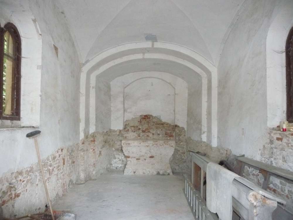 03 –  Interiér kaplnky pred obnovou