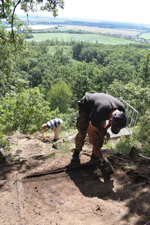 03 – Archeologický výskum Pamiatkového úradu SR na východnom svahu Plešovice (mimo areálu hradiska) v súvislosti s výstavbou schodiska k vyhliadkovej plošine náučného chodníka. Foto: P. Kmeťová